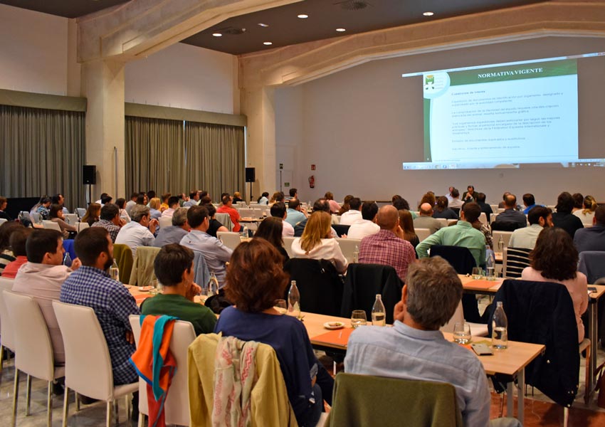 Más de 120 veterinarios asisten al curso de “Acceso y Actualización en Identificación Equina”