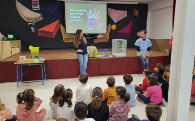 84 alumnos del CEIP Clara Campoamor (Bormujos) asisten a las charlas de “Tenencia Responsable de Animales” organizadas por la Asociación “Veterinarios de Sevilla”