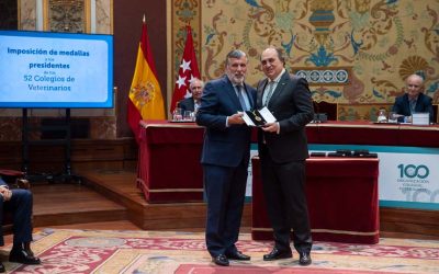 Los presidentes de los 52 Colegios Oficiales de Veterinarios han recibido las medallas conmemorativas en el acto del centenario de la OCV